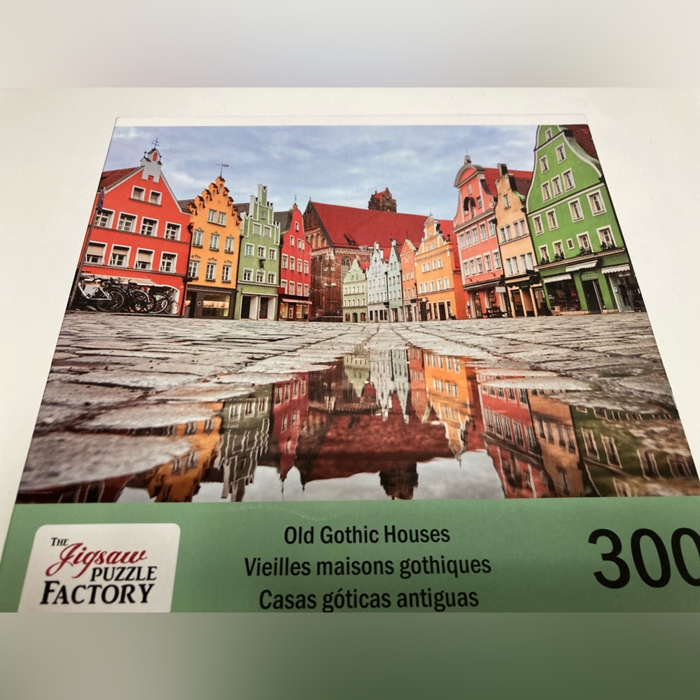 NEW Old Gothic houses (300 piece puzzle) - Picture 5 of 6